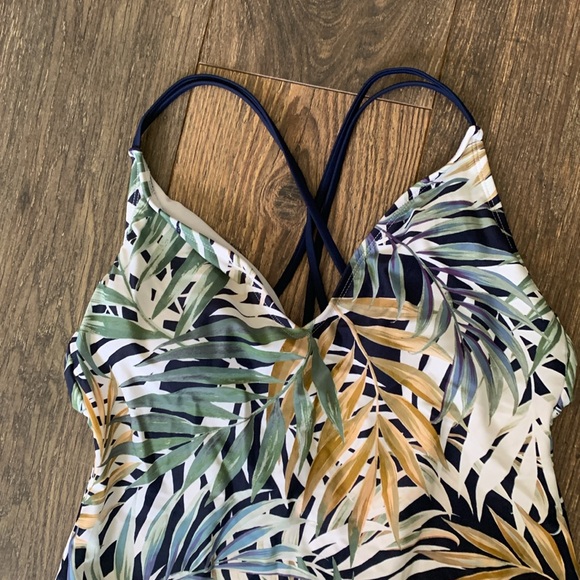 Hurley one piece bathing suit size XL - Picture 2 of 5